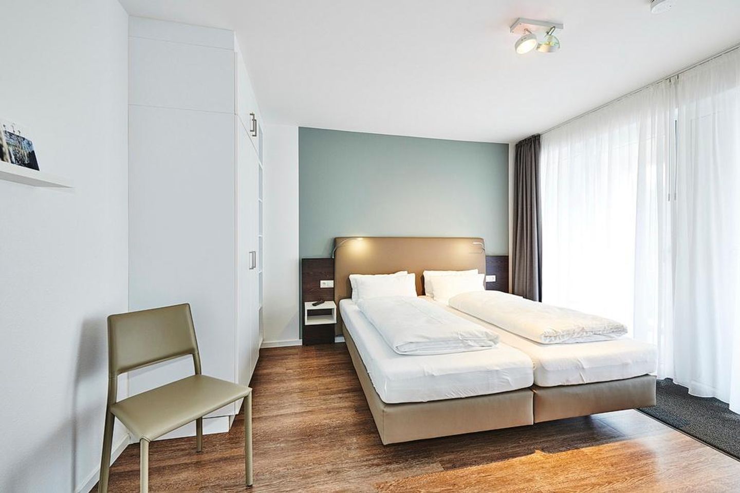 Deichhäuser Anna Küste Deichhäuser Anna Küste 3-24 Bensersiel - Schlafzimmer mit Doppelbett und Kleiderschrank