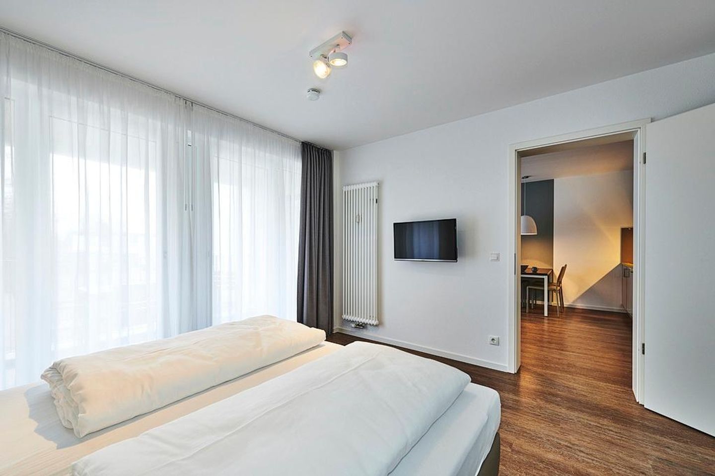 Deichhäuser Anna Küste Deichhäuser Anna Küste 3-24 Bensersiel - Schlafzimmer mit Doppelbett und Flatscreen TV - gbmv0-01 - Großenbrode