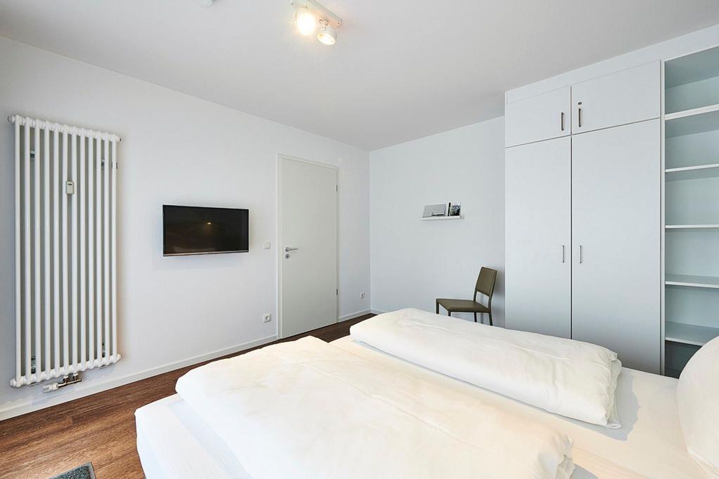 Deichhäuser Anna Küste Deichhäuser Anna Küste 3-24 Bensersiel - Schlafzimmer mit Doppelbett und Flatscreen TV - gbmv0-01 - Großenbrode