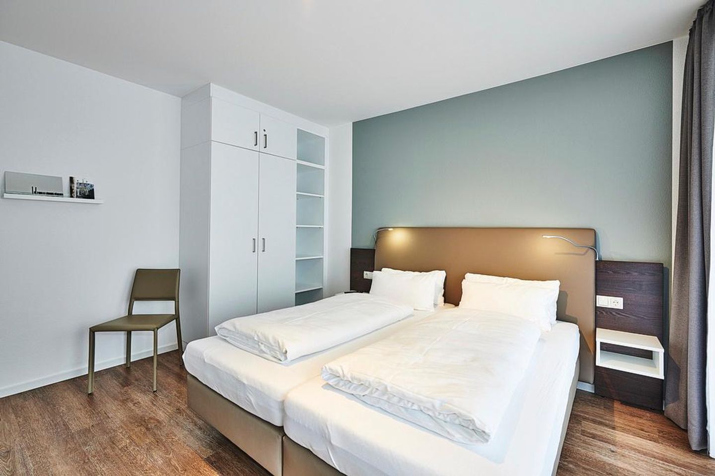 Deichhäuser Anna Küste Deichhäuser Anna Küste 3-24 Bensersiel - Schlafzimmer mit Doppelbett und Kleiderschrank