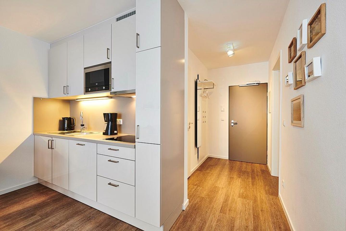 Deichhäuser Anna Küste Deichhäuser Anna Küste 3-24 Bensersiel - Küchenzeile mit Blick zum Flur