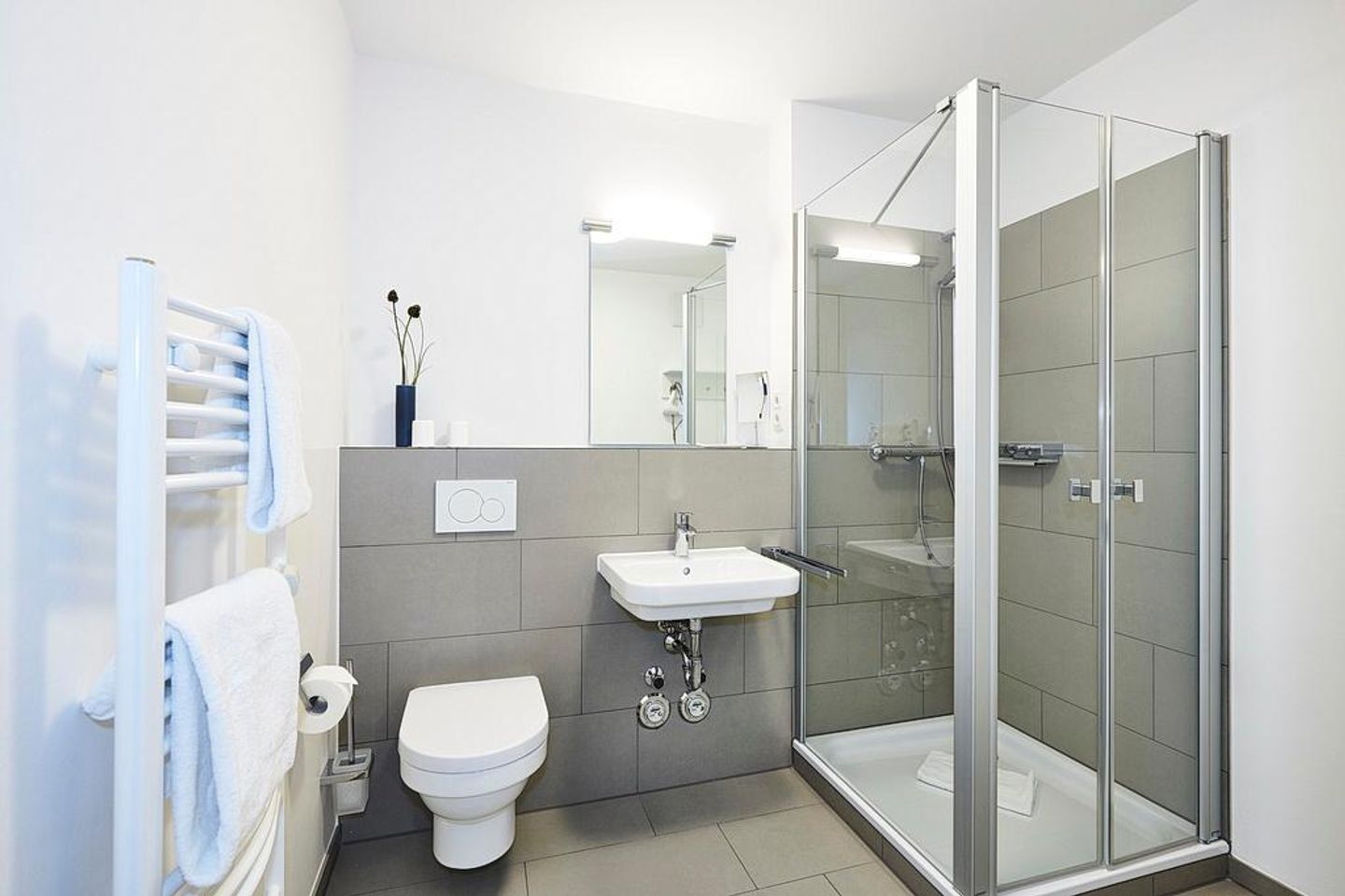 Deichhäuser Anna Küste Deichhäuser Anna Küste 3-24 Bensersiel - Badezimmer mit Dusche, Waschtisch, WC und Spiegel