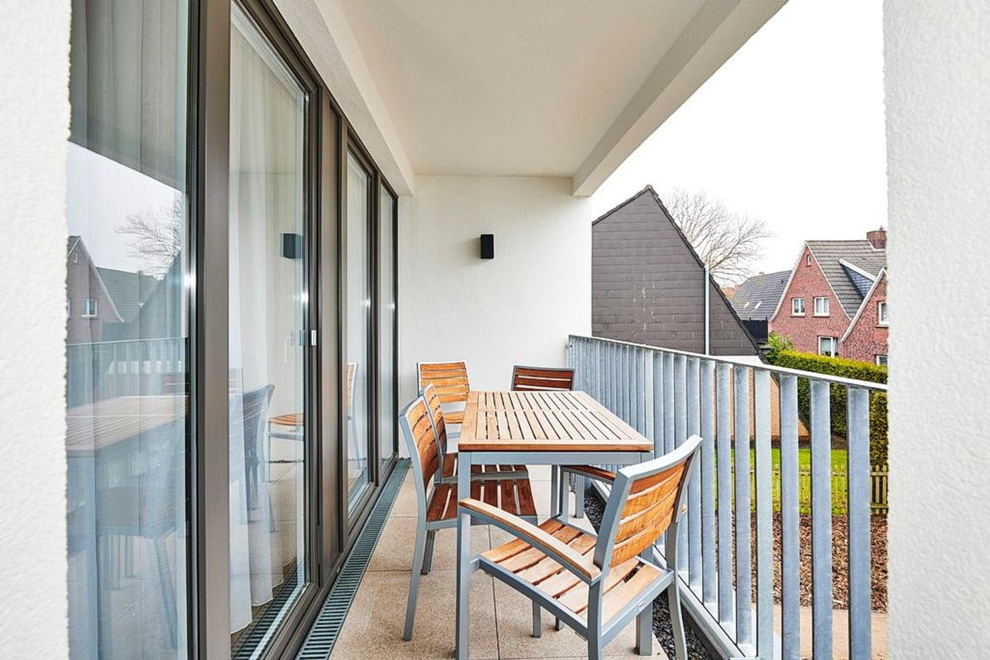 Deichhäuser Anna Küste Deichhäuser Anna Küste 3-24 Bensersiel - Überdachter Balkon mit Sitzgelegenheit