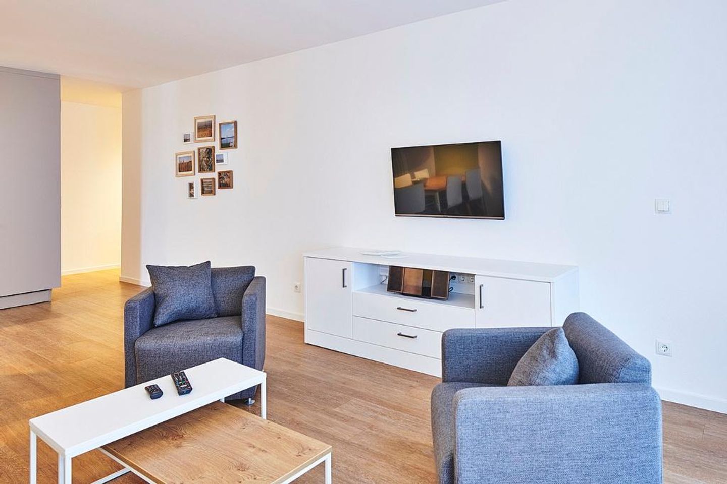 Deichhäuser Anna Küste Deichhäuser Anna Küste 3-30 Bensersiel - Wohnbereich mit Flatscreen-TV