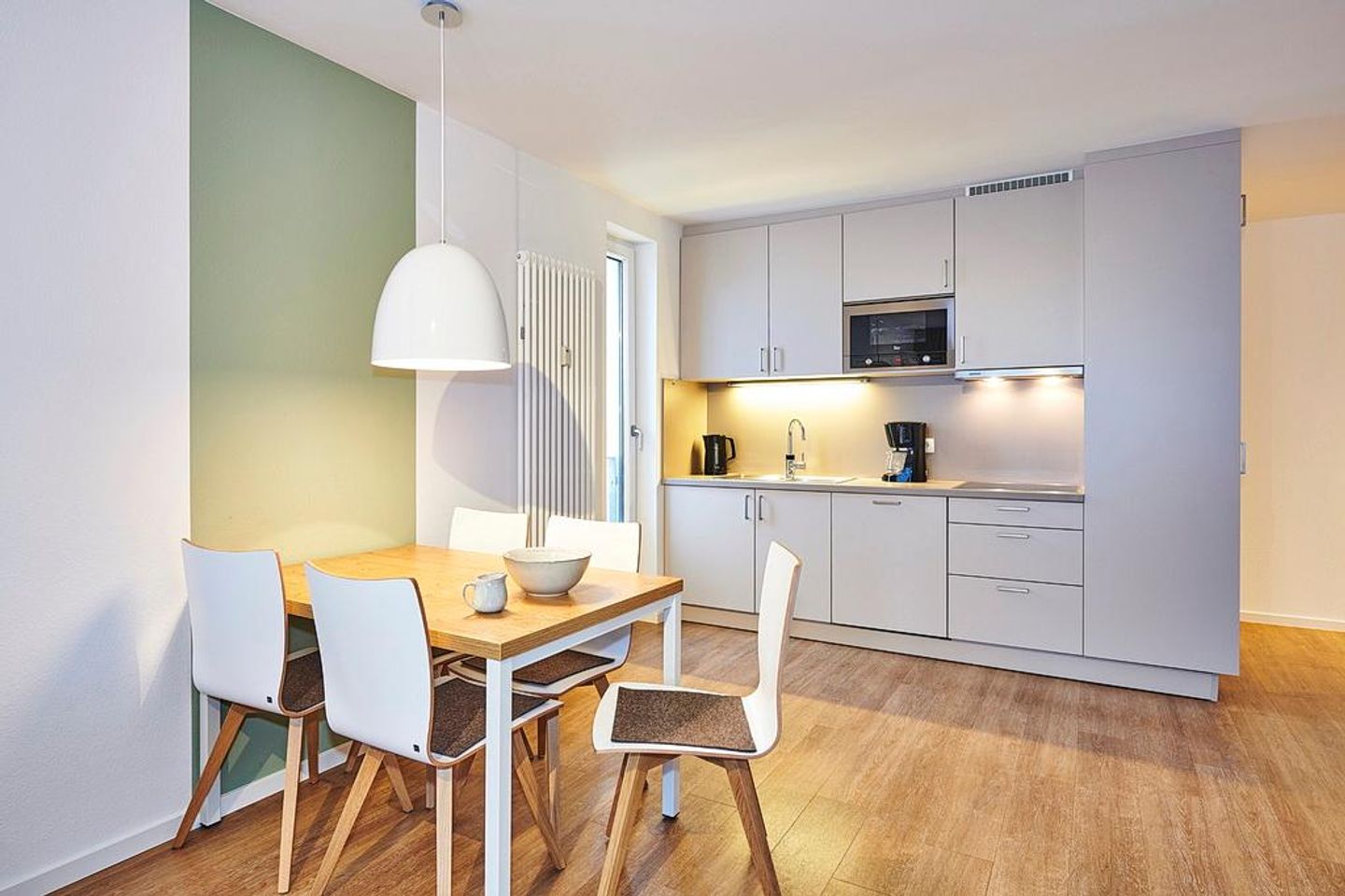 Deichhäuser Anna Küste Deichhäuser Anna Küste 3-30 Bensersiel - Küchenzeile mit Esstisch und Sitzgelegenheit