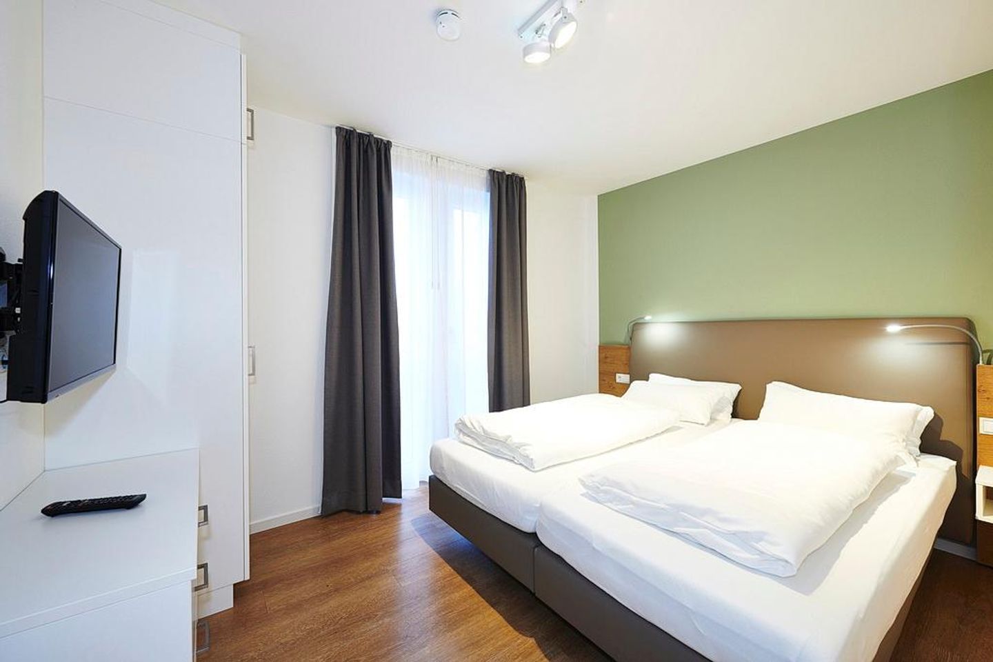 Deichhäuser Anna Küste Deichhäuser Anna Küste 3-30 Bensersiel - Schlafbereich mit Doppelbett und Flatscreen TV