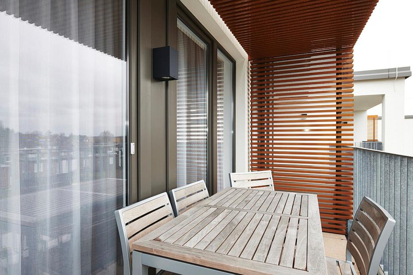 Deichhäuser Anna Küste Deichhäuser Anna Küste 3-30 Bensersiel - Überdachter Balkon mit Sitzgelegenheit