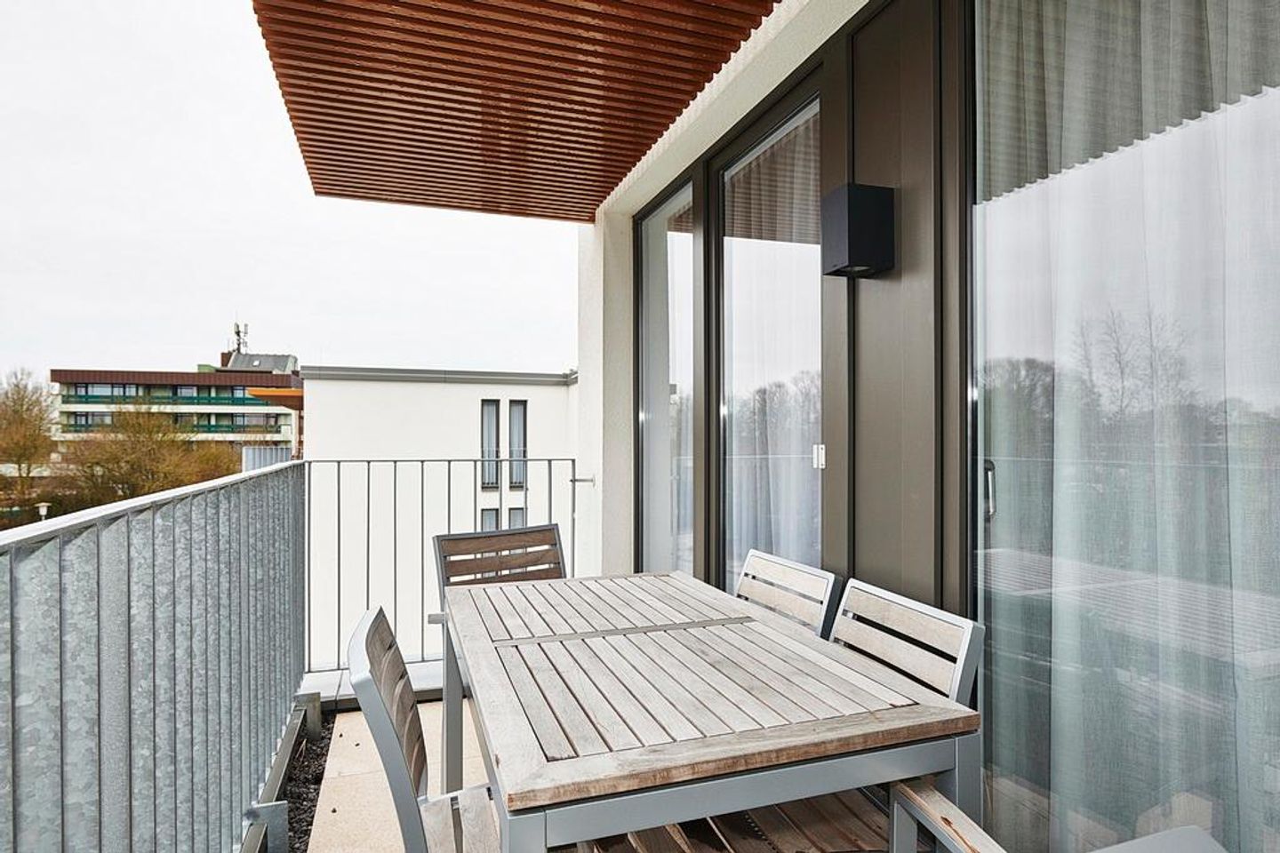 Deichhäuser Anna Küste Deichhäuser Anna Küste 3-30 Bensersiel - Überdachter Balkon mit Sitzgelegenheit