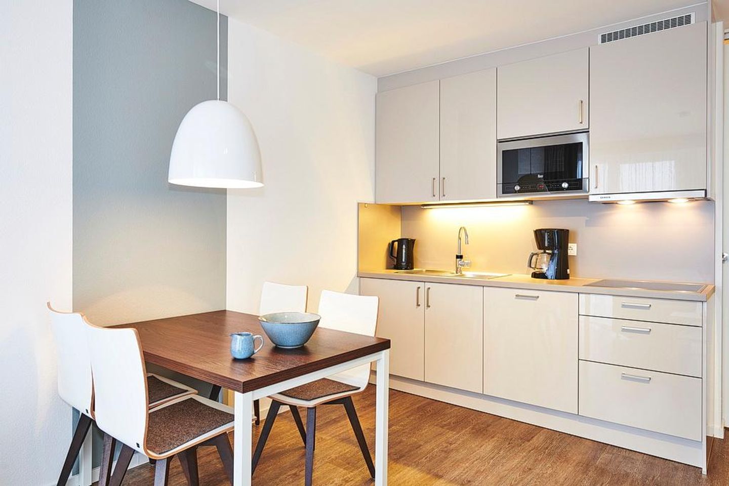 Deichhäuser Anna Küste Deichhäuser Anna Küste 3-31 Bensersiel - Küchenzeile mit Esstisch und Sitzgelegenheit