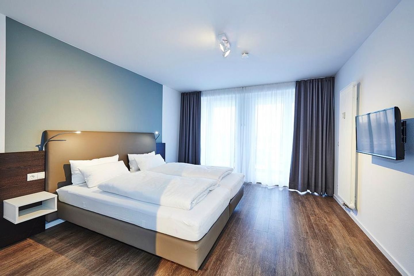 Deichhäuser Anna Küste Deichhäuser Anna Küste 3-31 Bensersiel - Schlafzimmer mit Doppelbett und Zugang zum Balkon