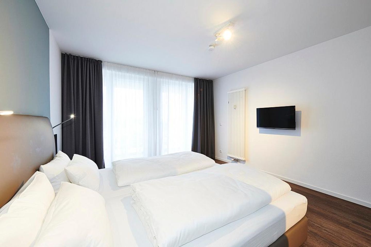 Deichhäuser Anna Küste Deichhäuser Anna Küste 3-31 Bensersiel - Schlafzimmer mit Doppelbett und Flatscreen TV - gbmv0-01 - Großenbrode