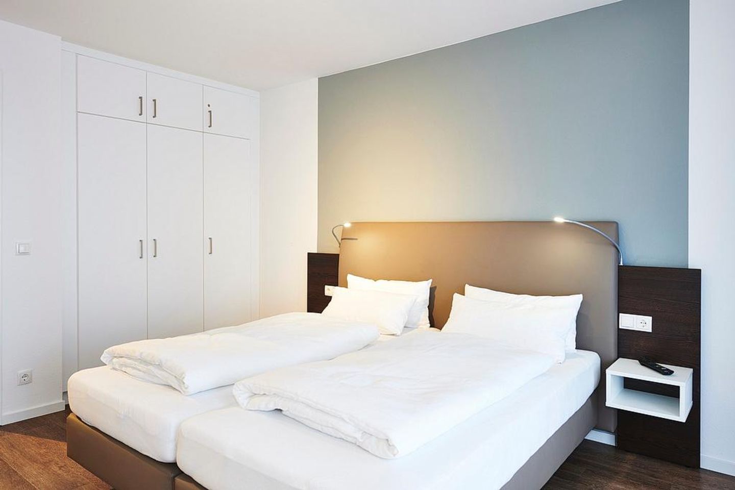 Deichhäuser Anna Küste Deichhäuser Anna Küste 3-31 Bensersiel - Schlafzimmer mit Doppelbett und Kleiderschrank