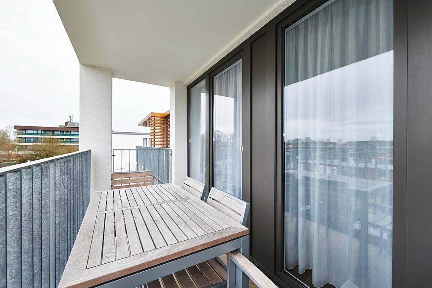 Deichhäuser Anna Küste Deichhäuser Anna Küste 3-31 Bensersiel - Überdachter Balkon mit Sitzgelegenheit