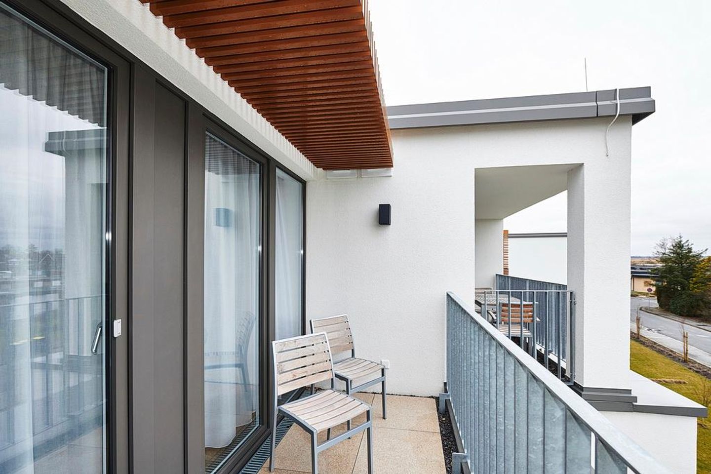 Deichhäuser Anna Küste Deichhäuser Anna Küste 3-31 Bensersiel - Überdachter Balkon mit Sitzgelegenheit