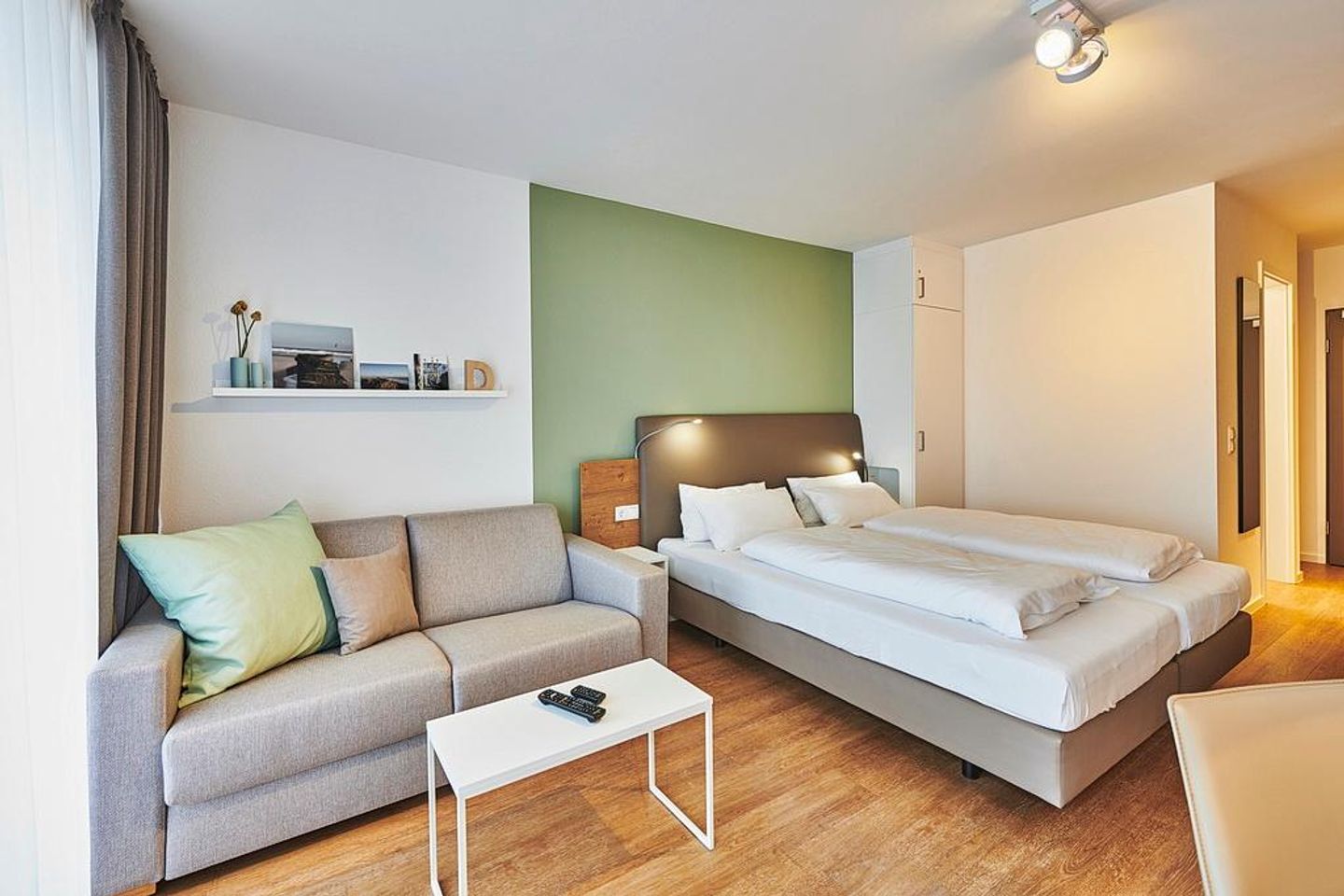 Deichhäuser Anna Küste Deichhäuser Anna Küste 3-32 Bensersiel - Wohn-Schlafbereich mit Doppelbett