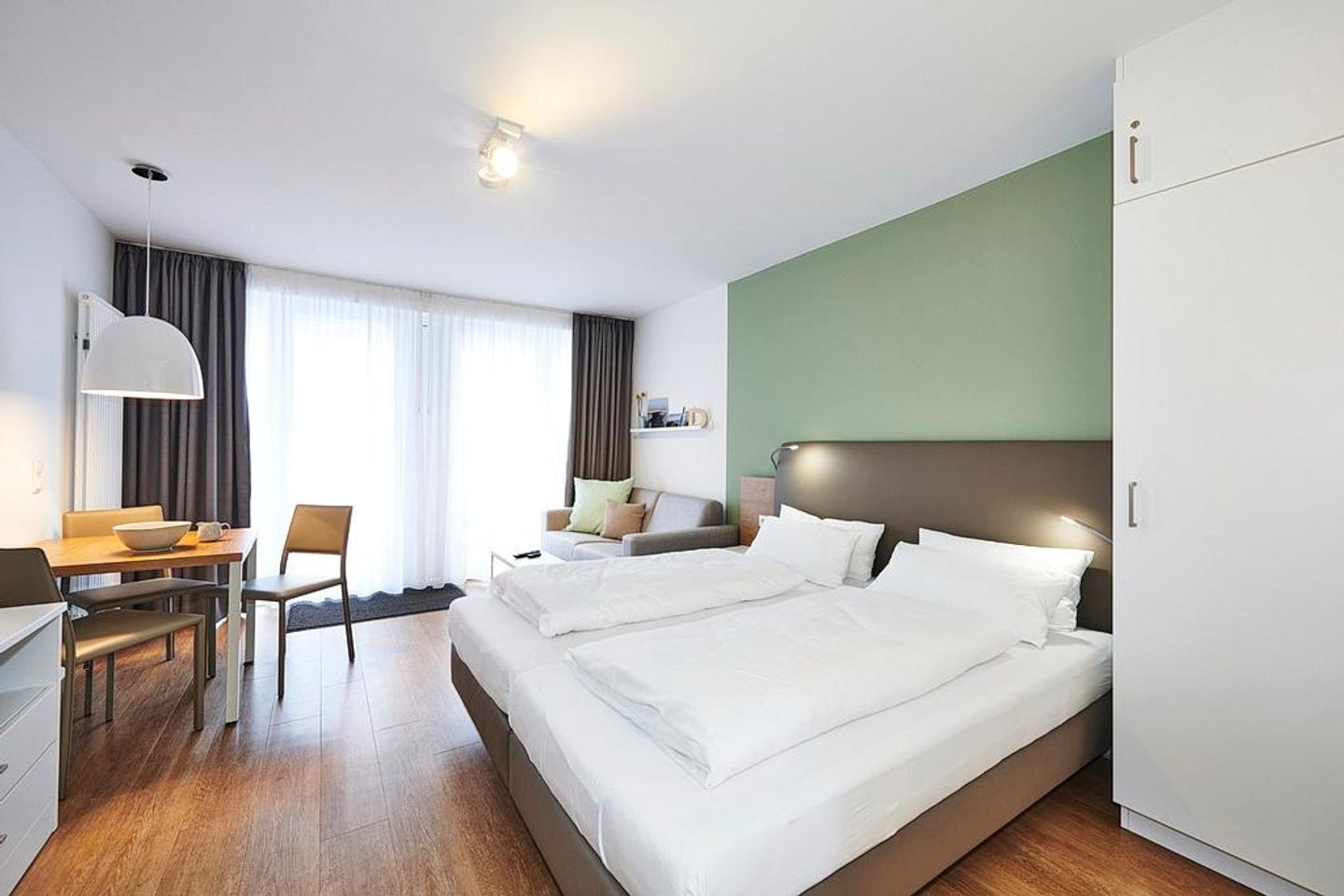 Deichhäuser Anna Küste Deichhäuser Anna Küste 3-32 Bensersiel - Wohn-Schlafbereich mit Doppelbett