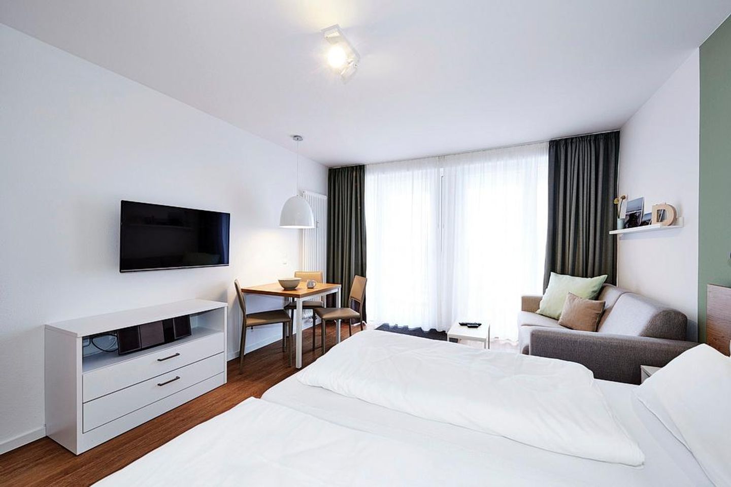 Deichhäuser Anna Küste Deichhäuser Anna Küste 3-32 Bensersiel - Schlafbereich mit Doppelbett und Flatscreen TV