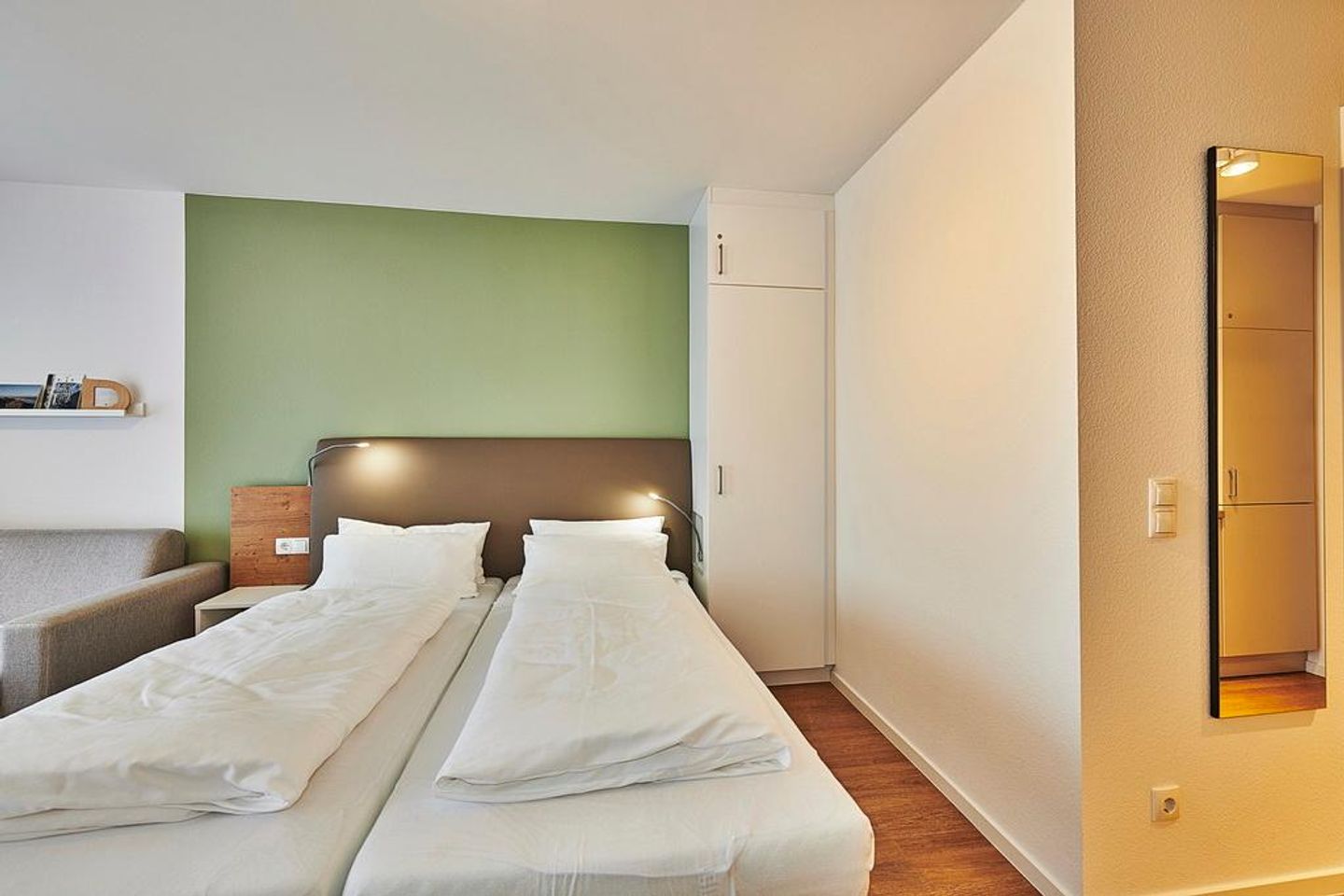 Deichhäuser Anna Küste Deichhäuser Anna Küste 3-32 Bensersiel - Wohn-Schlafbereich mit Doppelbett