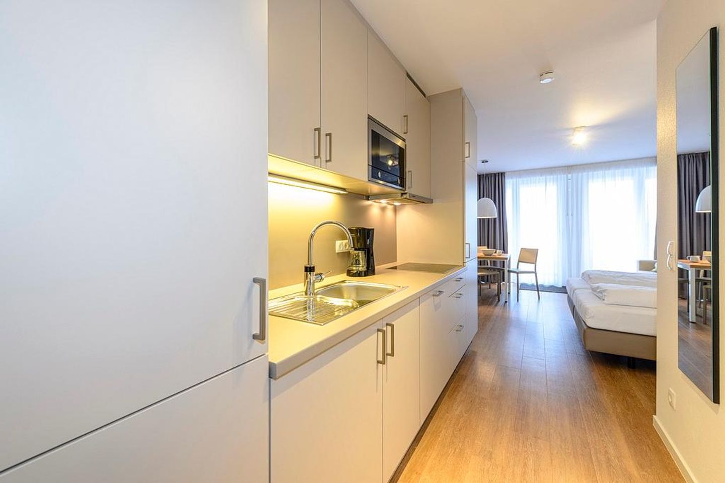 Deichhäuser Anna Küste Deichhäuser Anna Küste 3-32 Bensersiel - Wohn-Essbereich mit Küchenzeile