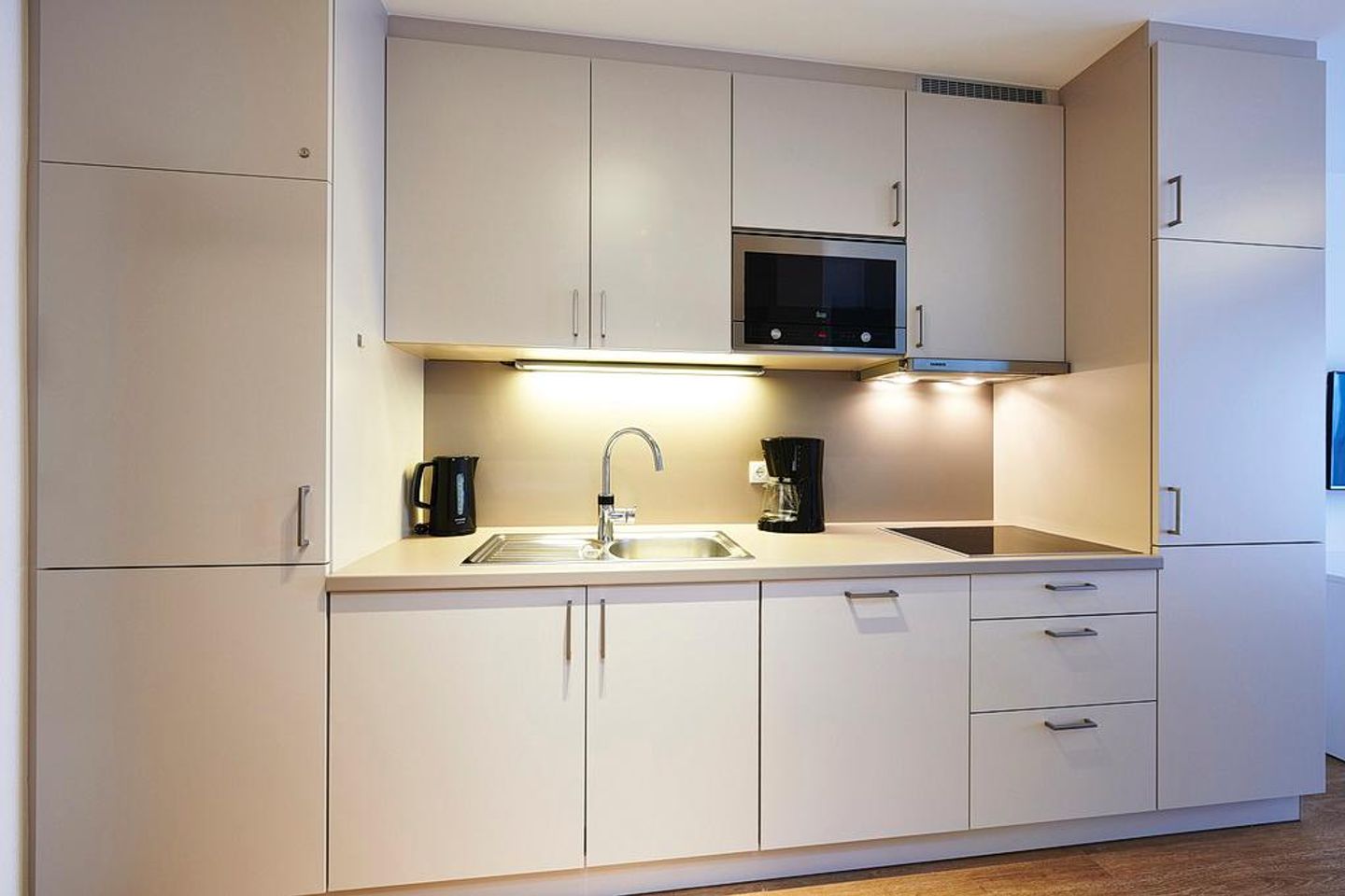 Deichhäuser Anna Küste Deichhäuser Anna Küste 3-32 Bensersiel - Küchenzeile mit Mikrowelle