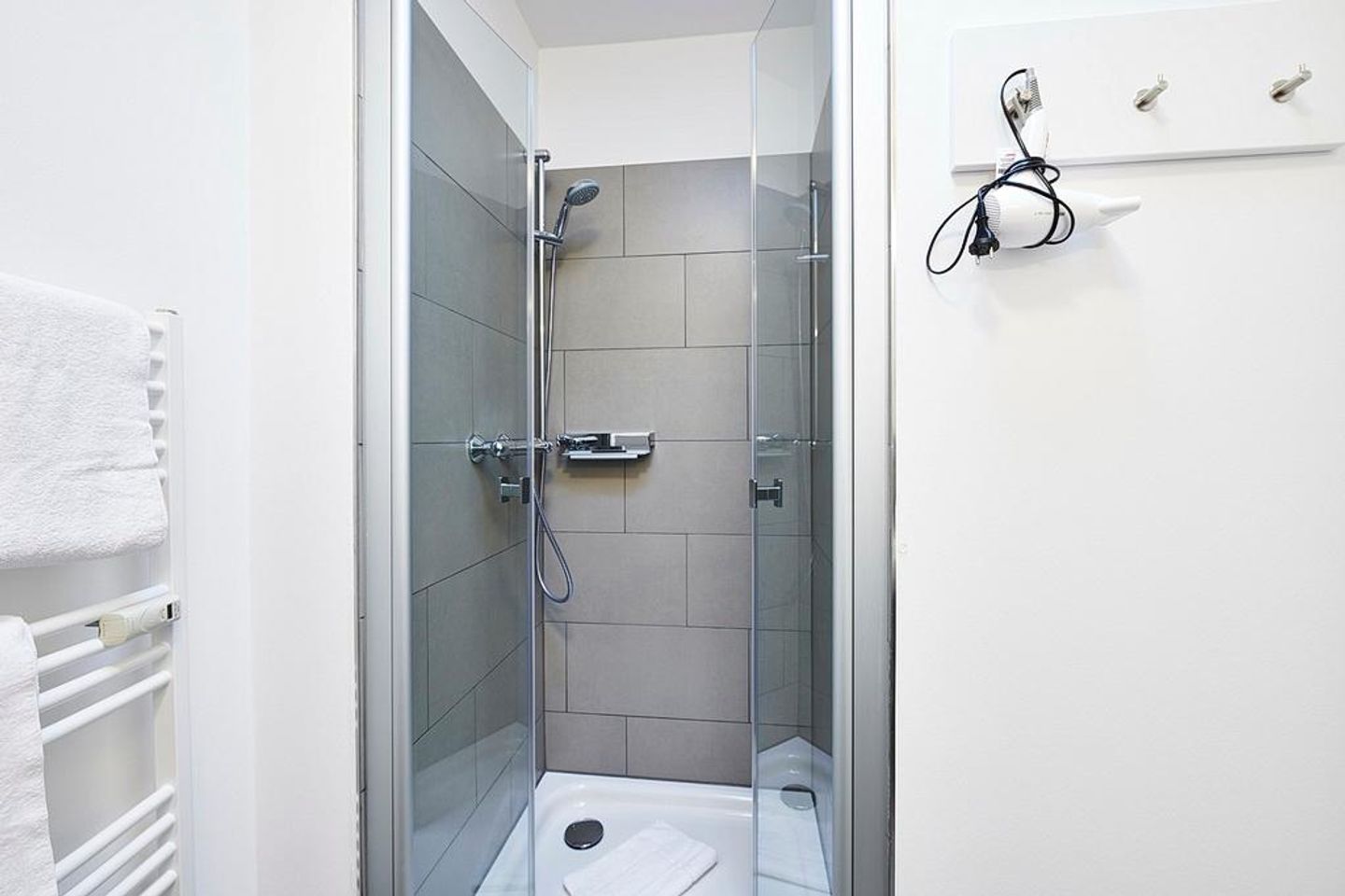 Deichhäuser Anna Küste Deichhäuser Anna Küste 3-32 Bensersiel - Badezimmer mit Dusche