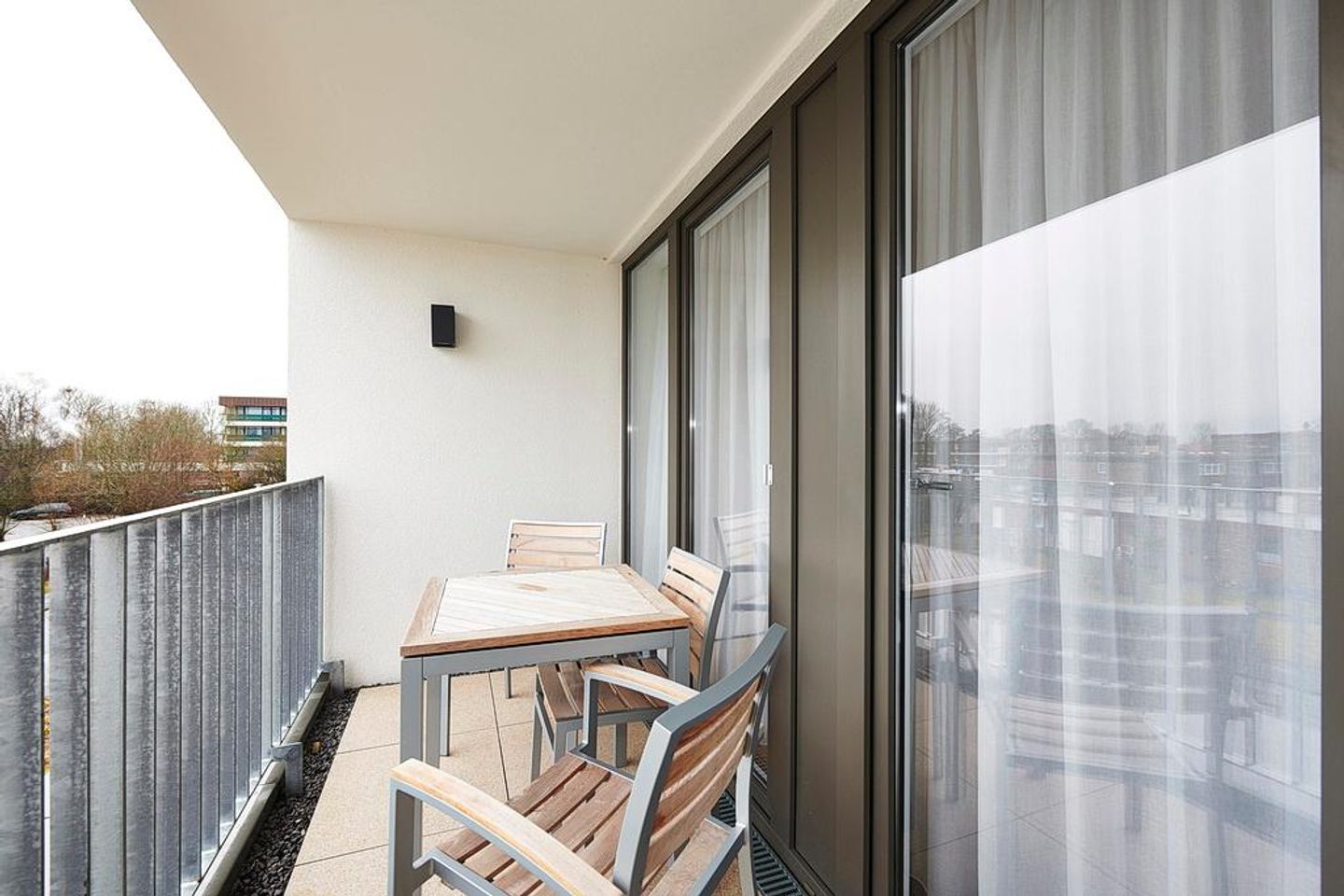 Deichhäuser Anna Küste Deichhäuser Anna Küste 3-32 Bensersiel - Überdachter Balkon mit Sitzgelegenheit