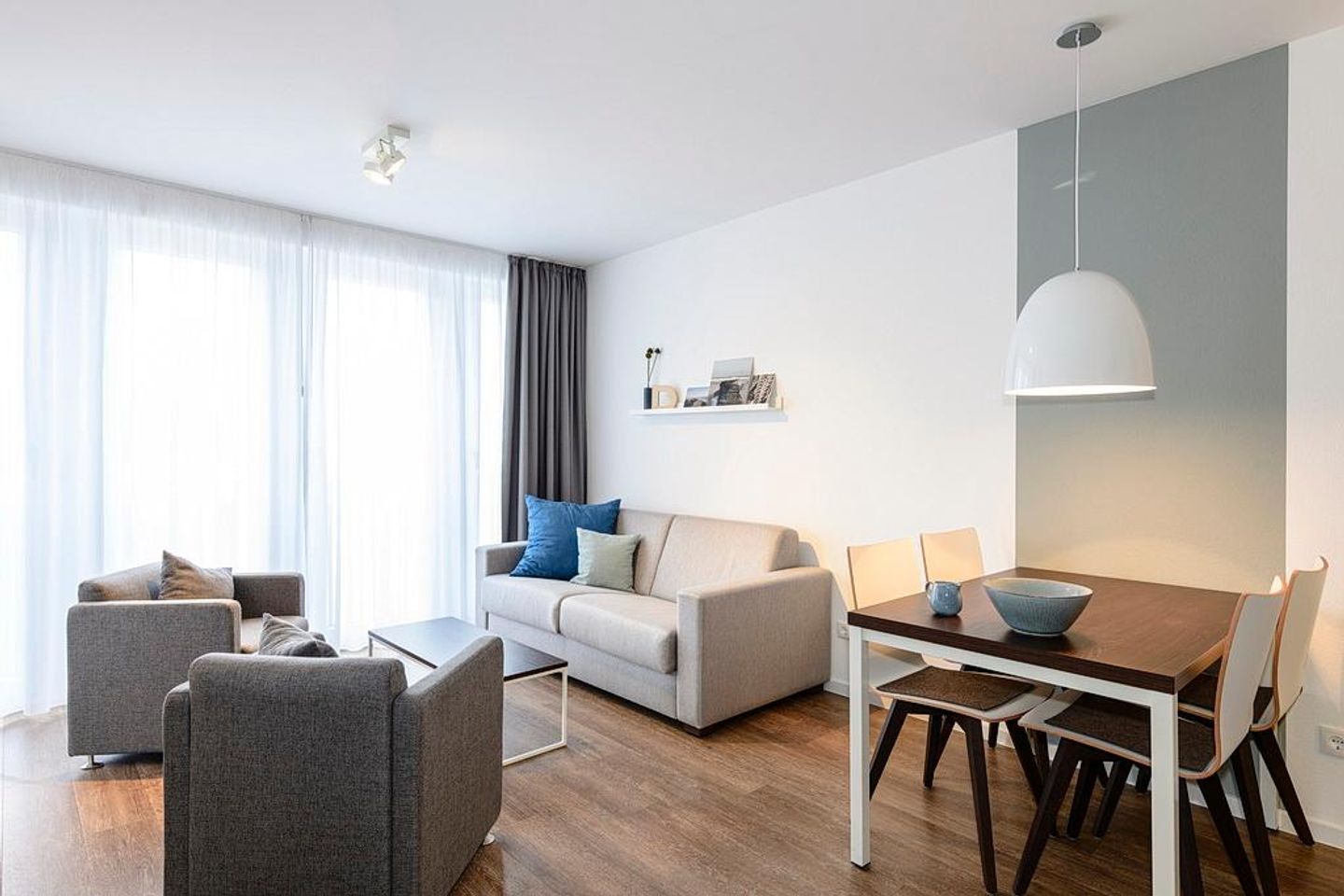 Deichhäuser Anna Küste Deichhäuser Anna Küste 3-34 Bensersiel - Wohn-Essbereich mit Couch und Esstisch