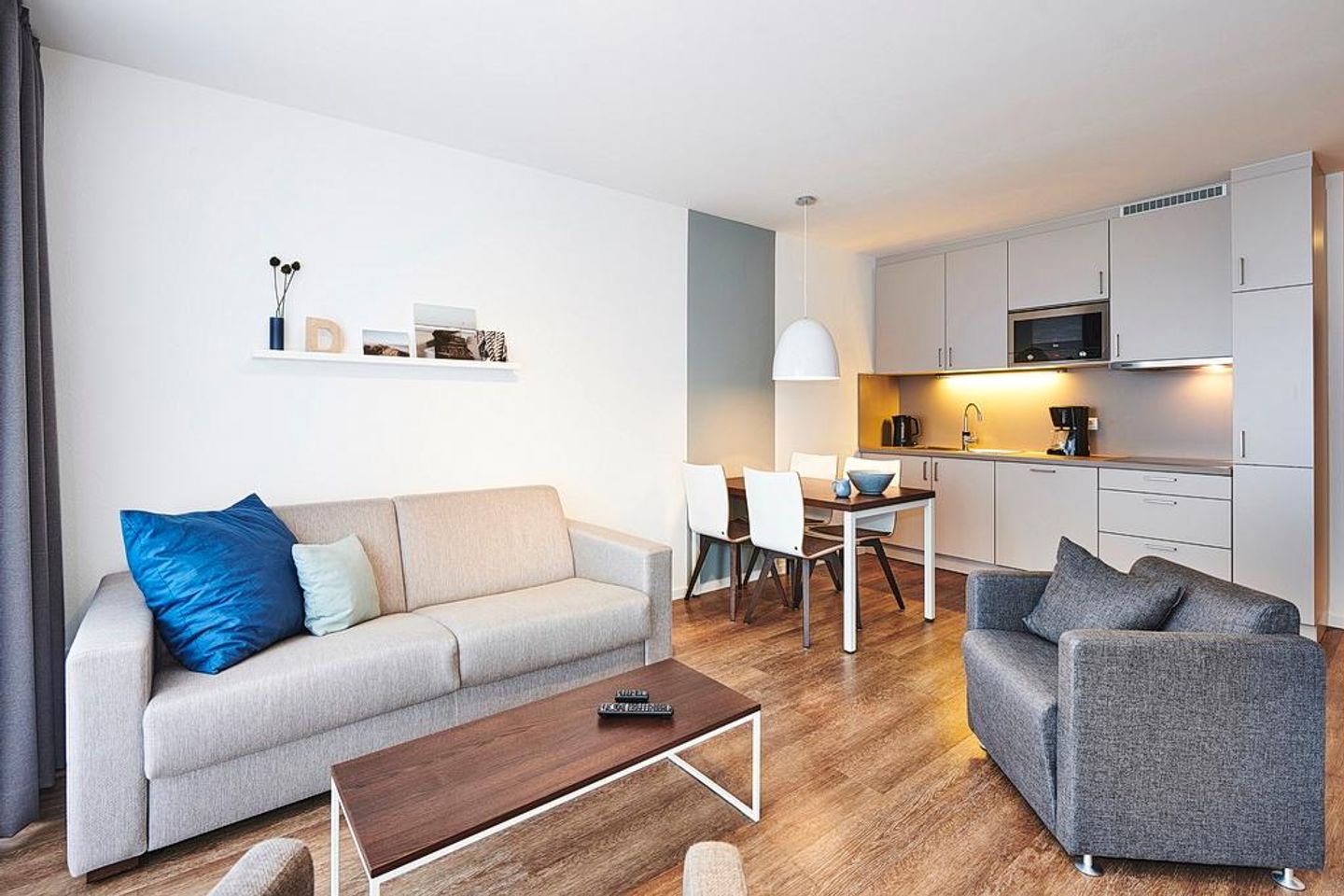 Deichhäuser Anna Küste Deichhäuser Anna Küste 3-34 Bensersiel - Wohn-Essbereich mit Küchenzeile