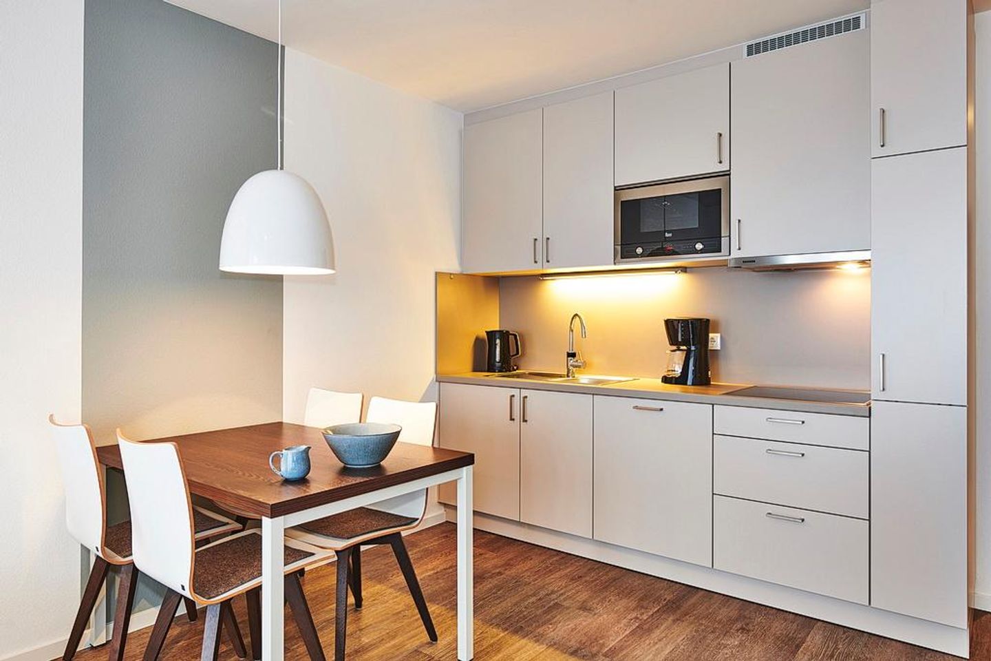 Deichhäuser Anna Küste Deichhäuser Anna Küste 3-34 Bensersiel - Küchenzeile mit Esstisch und Sitzgelegenheit