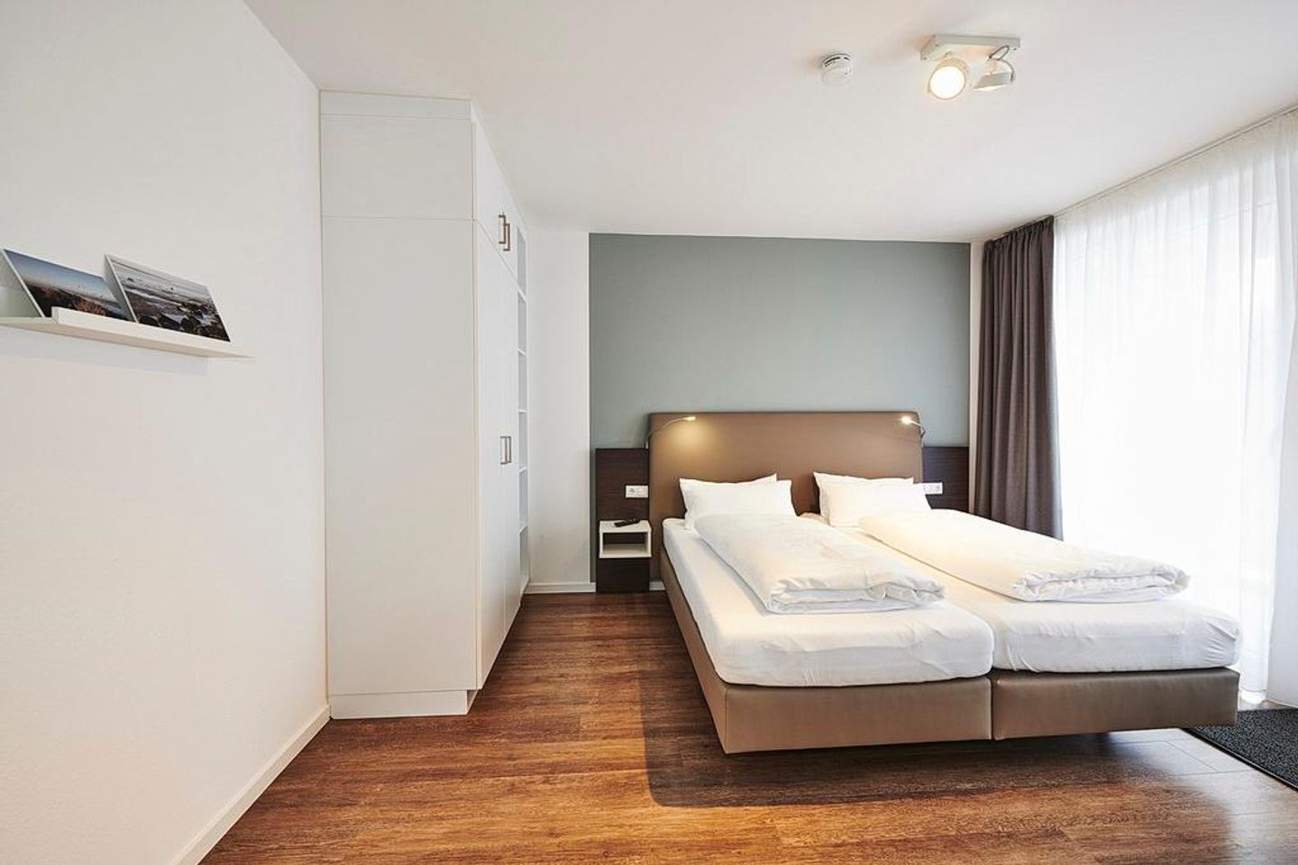 Deichhäuser Anna Küste Deichhäuser Anna Küste 3-34 Bensersiel - Schlafzimmer mit Doppelbett, Kleiderschrank