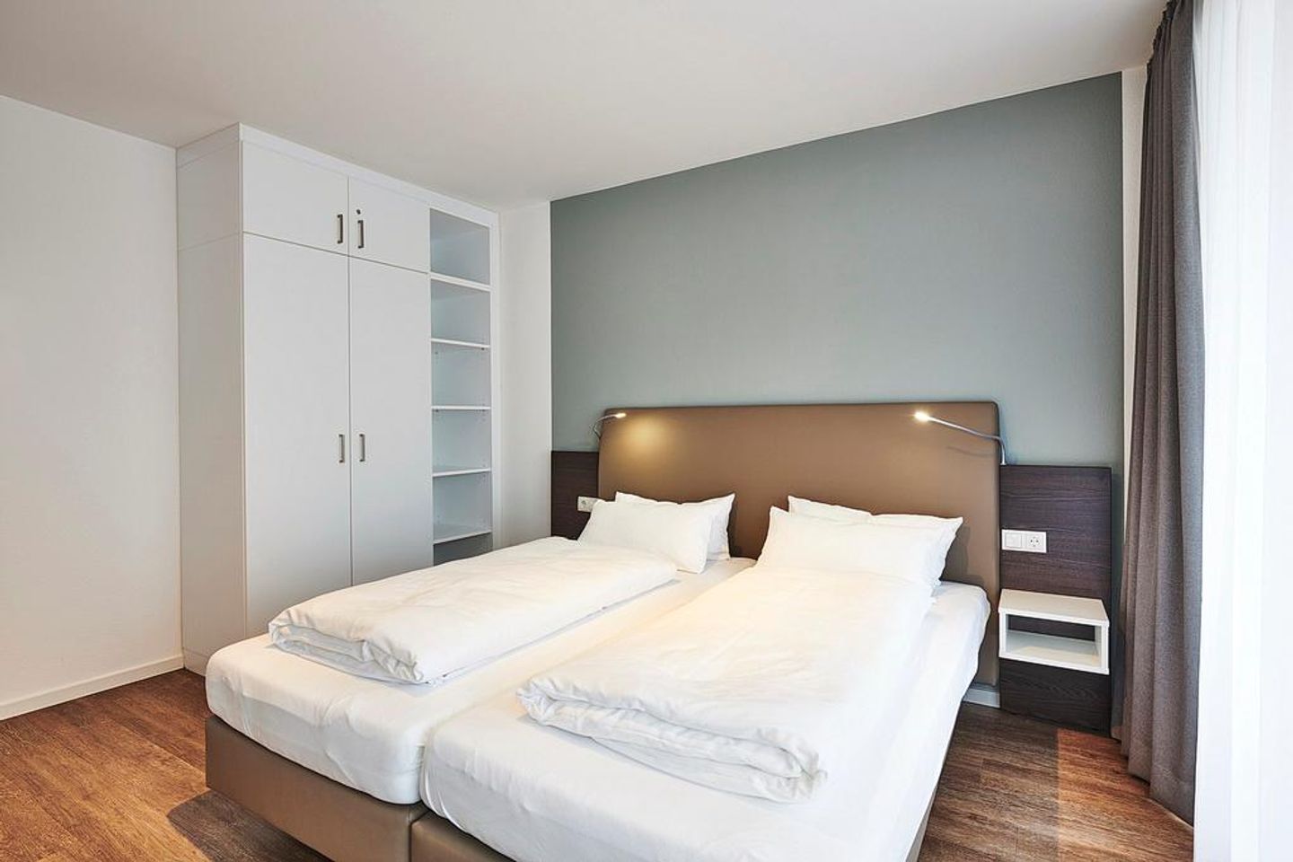 Deichhäuser Anna Küste Deichhäuser Anna Küste 3-34 Bensersiel - Schlafzimmer mit Doppelbett und Kleiderschrank