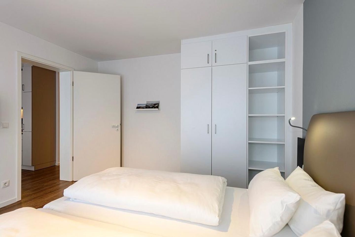 Deichhäuser Anna Küste Deichhäuser Anna Küste 3-34 Bensersiel - Schlafzimmer mit Doppelbett und Kleiderschrank