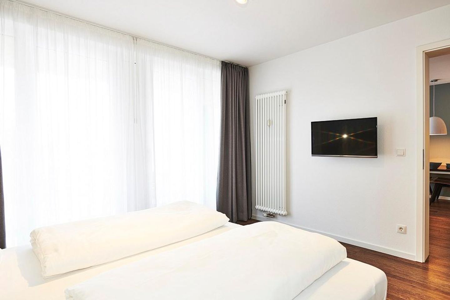 Deichhäuser Anna Küste Deichhäuser Anna Küste 3-34 Bensersiel - Schlafzimmer mit Doppelbett und Zugang zum Balkon