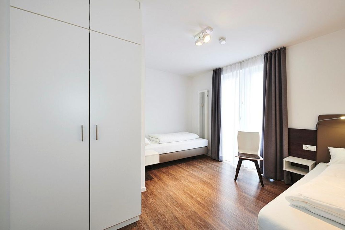 Deichhäuser Anna Küste Deichhäuser Anna Küste 3-34 Bensersiel - Schlafzimmer mit zwei Einzelbetten und Kleiderschrank