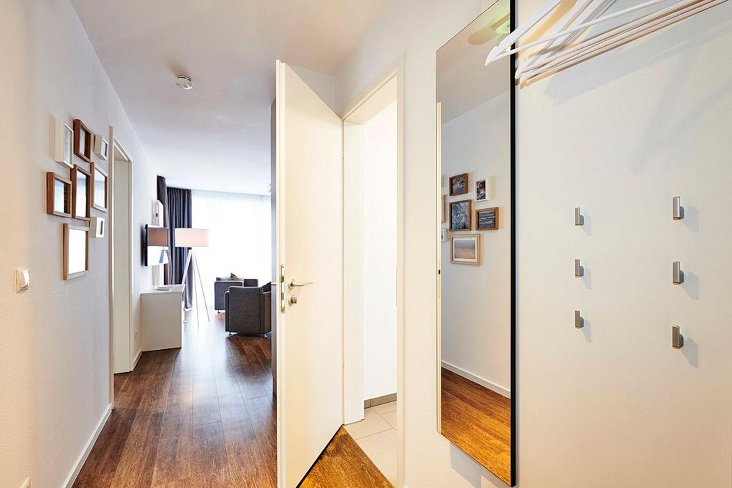 Deichhäuser Anna Küste Deichhäuser Anna Küste 3-34 Bensersiel - Flur mit Garderobe und Spiegel