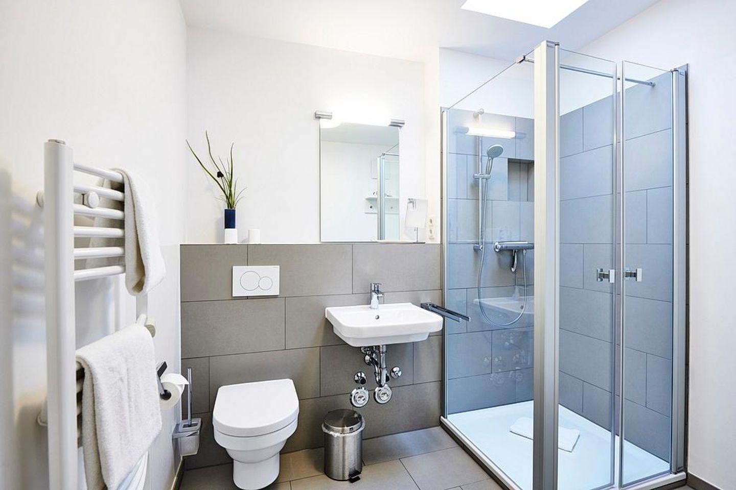 Deichhäuser Anna Küste Deichhäuser Anna Küste 3-34 Bensersiel - Badezimmer mit Dusche, Waschtisch, WC und Spiegel