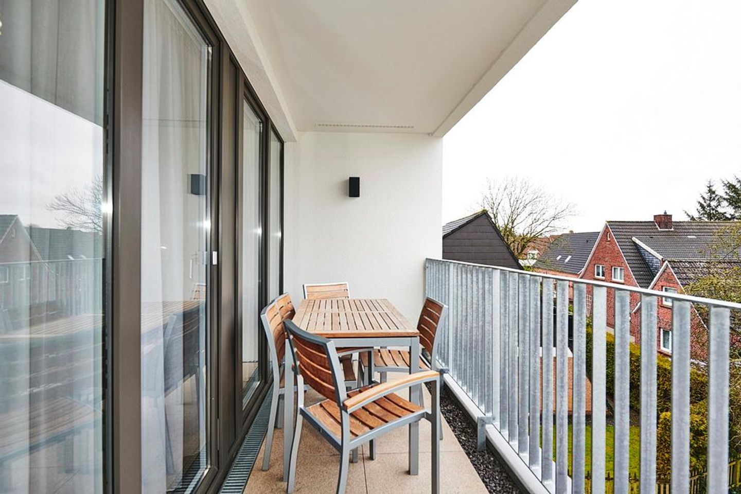Deichhäuser Anna Küste Deichhäuser Anna Küste 3-34 Bensersiel - Überdachter Balkon mit Sitzgelegenheit in Südlage