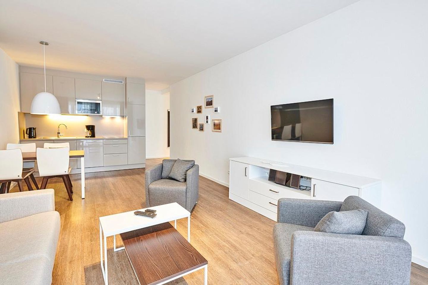 Deichhäuser Anna Küste Deichhäuser Anna Küste 4-10 Bensersiel - Wohnbereich mit Flatscreen-TV