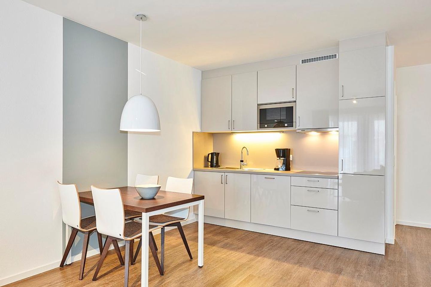 Deichhäuser Anna Küste Deichhäuser Anna Küste 4-10 Bensersiel - Küchenzeile mit Esstisch und Sitzgelegenheit