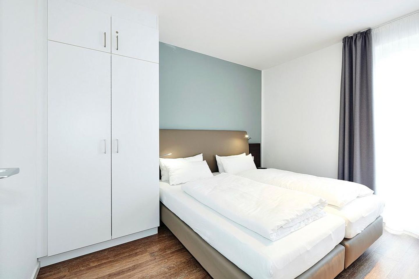 Deichhäuser Anna Küste Deichhäuser Anna Küste 4-10 Bensersiel - Schlafzimmer mit Doppelbett und Kleiderschrank