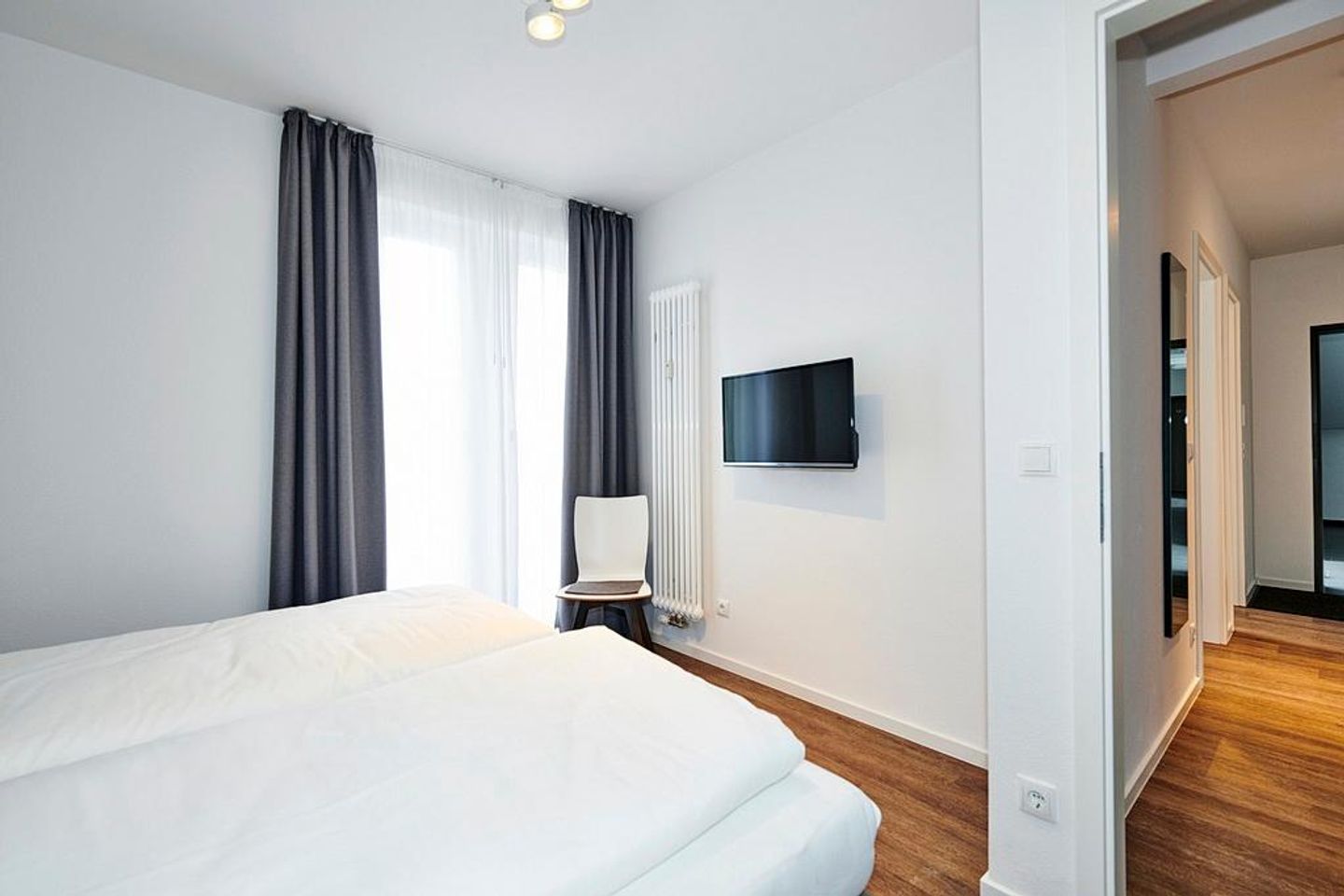 Deichhäuser Anna Küste Deichhäuser Anna Küste 4-10 Bensersiel - Schlafzimmer mit Doppelbett und Flatscreen TV - gbmv0-01 - Großenbrode