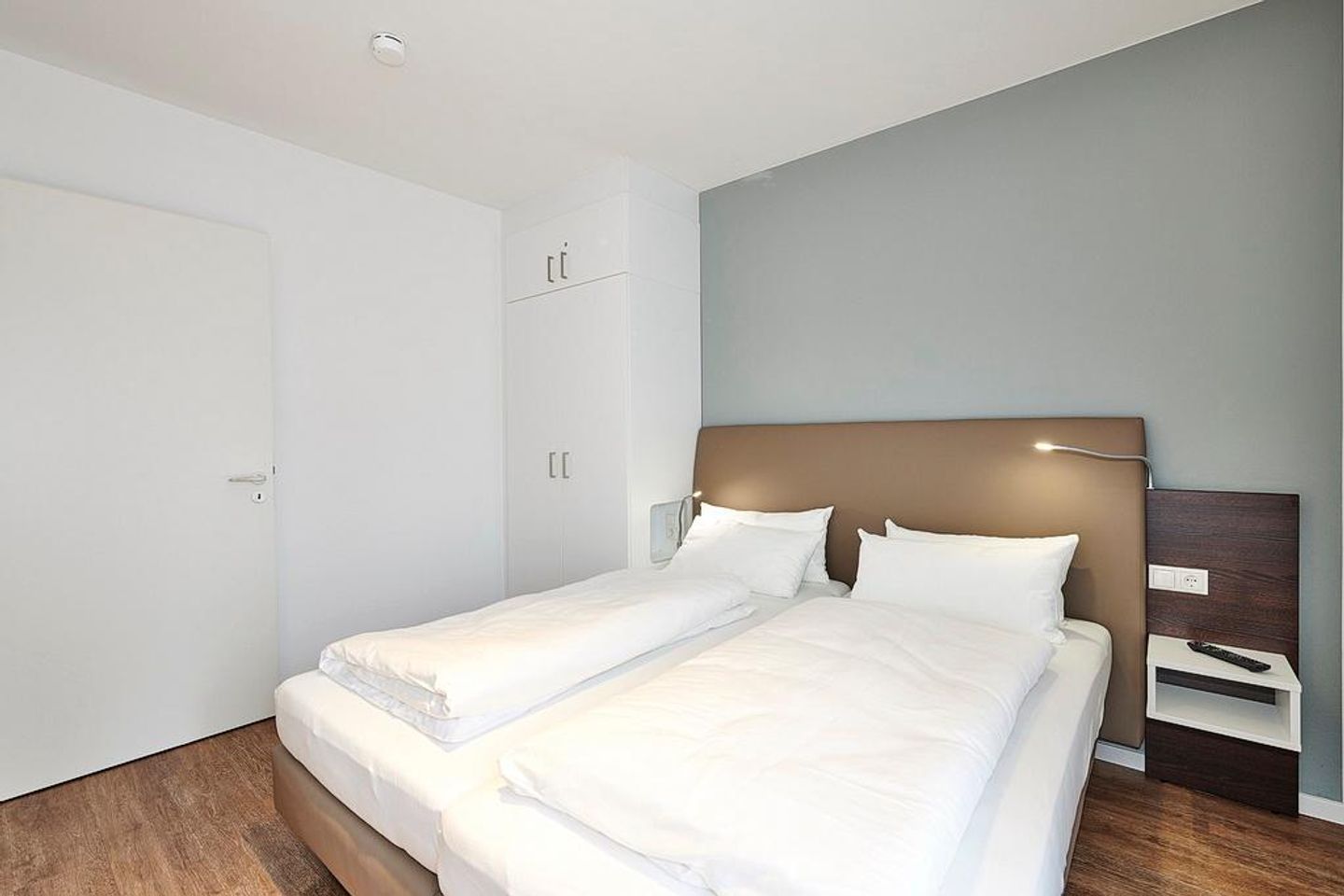 Deichhäuser Anna Küste Deichhäuser Anna Küste 4-10 Bensersiel - Schlafzimmer mit Doppelbett und Kleiderschrank