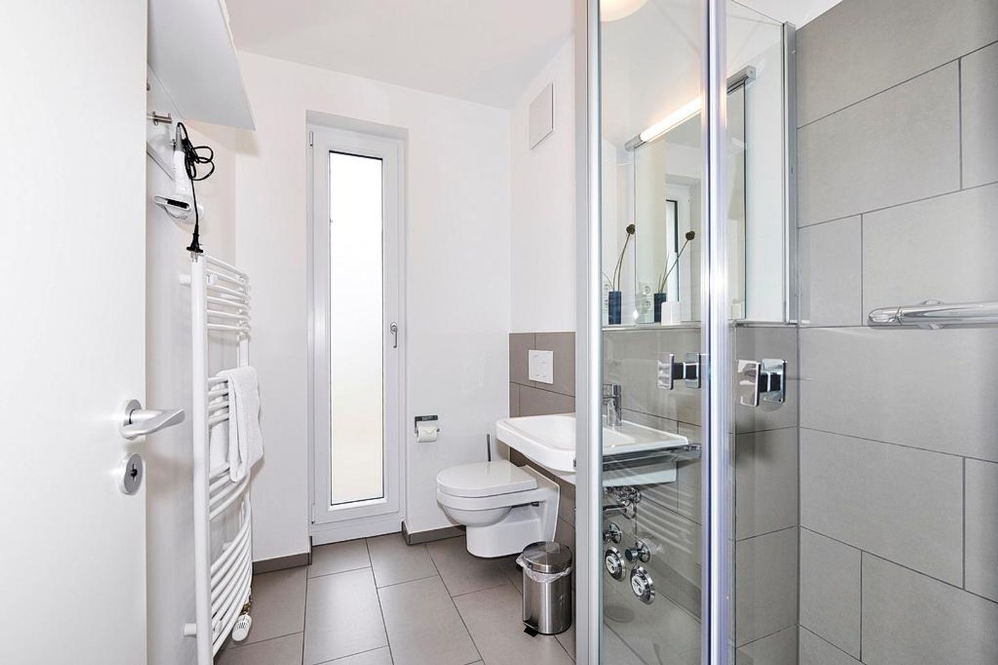 Deichhäuser Anna Küste Deichhäuser Anna Küste 4-10 Bensersiel - Badezimmer mit Dusche, Waschtisch, WC und Spiegel