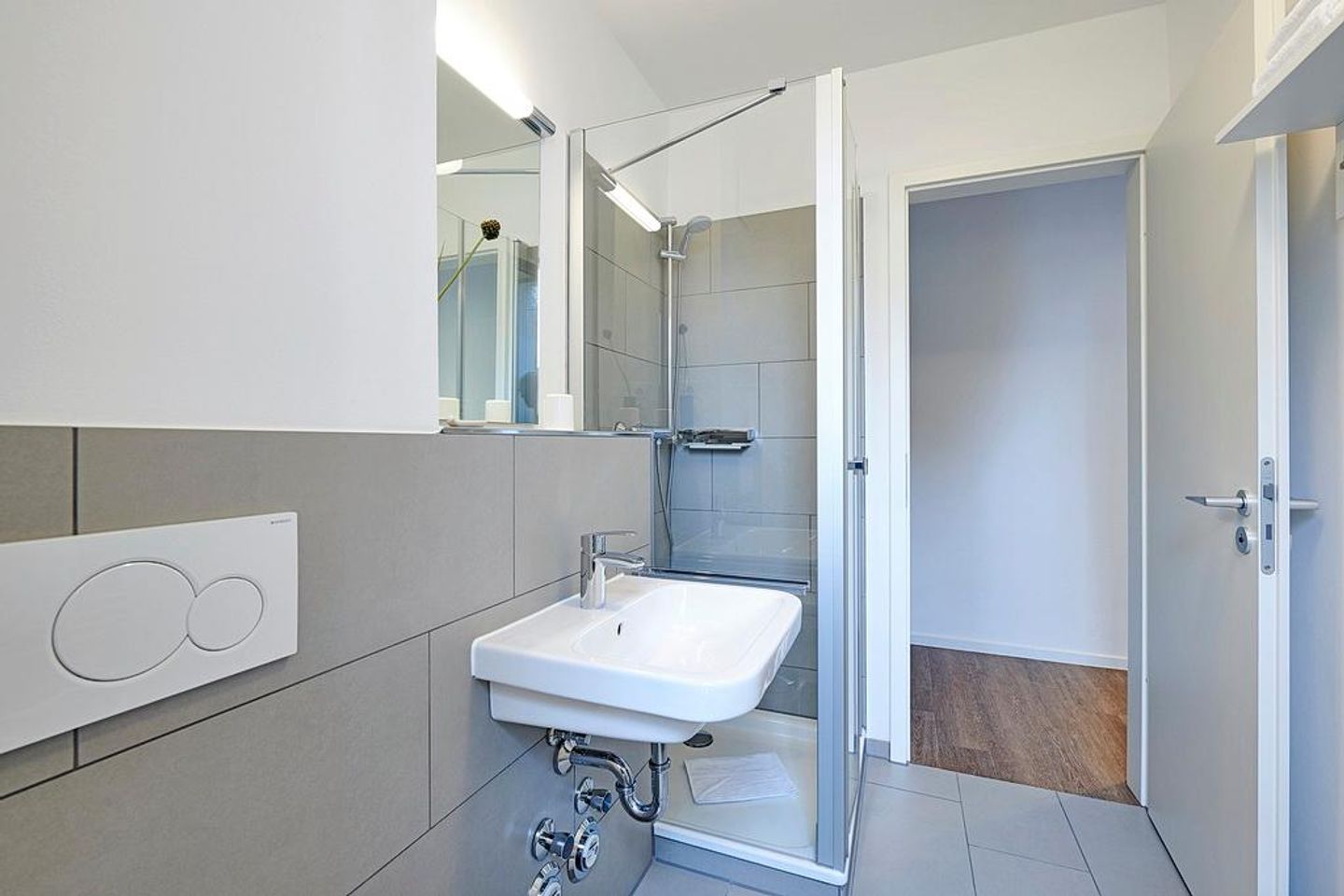 Deichhäuser Anna Küste Deichhäuser Anna Küste 4-10 Bensersiel - Badezimmer mit Dusche, WC, Waschtisch und Spiegel