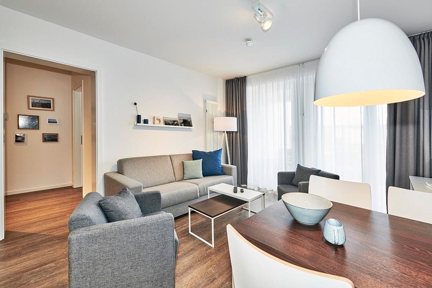 Deichhäuser Anna Küste Deichhäuser Anna Küste 4-11 Bensersiel - Wohn-Essbereich mit Couch, Esstisch und Sitzgelegenheit