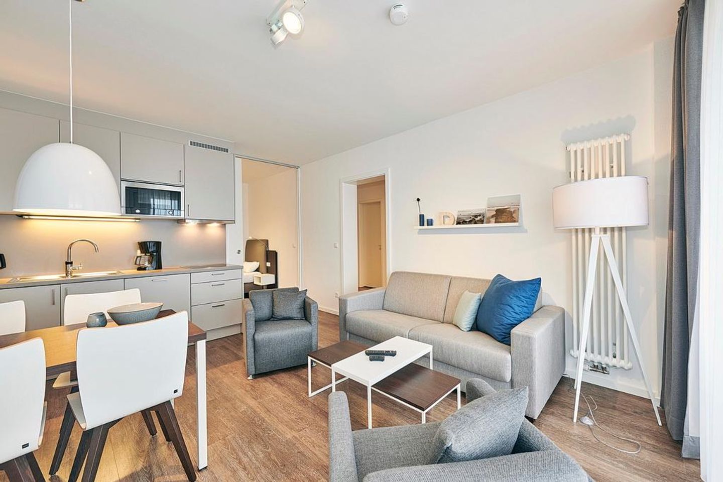 Deichhäuser Anna Küste Deichhäuser Anna Küste 4-11 Bensersiel - Wohn-Essbereich mit Couch und Sitzgelegenheit