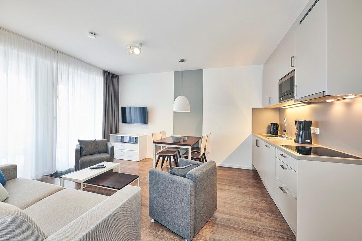 Deichhäuser Anna Küste Deichhäuser Anna Küste 4-11 Bensersiel - Wohn-Essbereich mit Flatscreen-TV