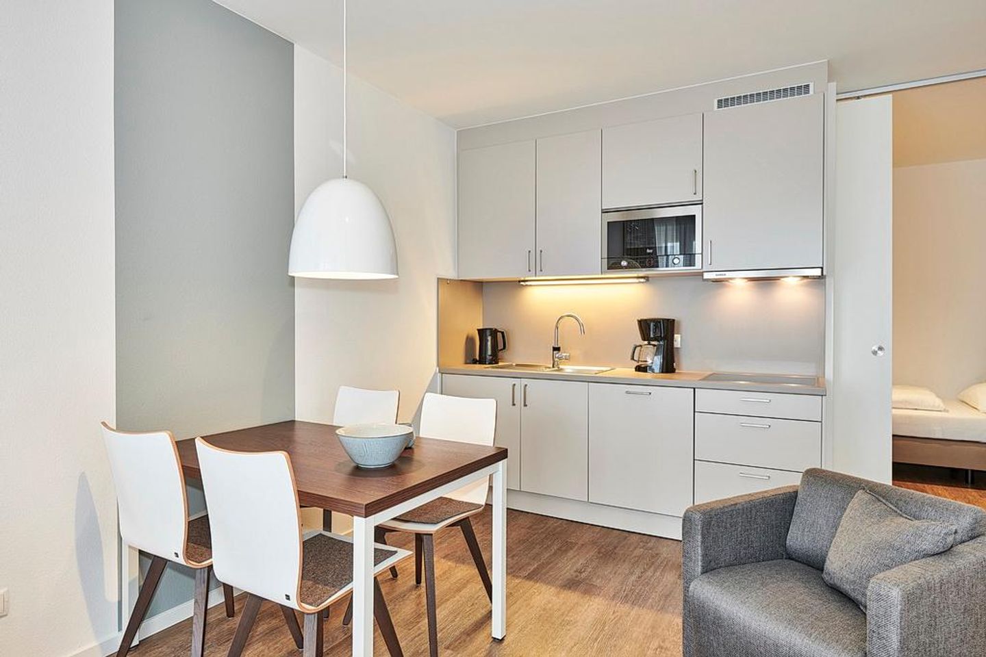 Deichhäuser Anna Küste Deichhäuser Anna Küste 4-11 Bensersiel - Küchenzeile mit Esstisch und Sitzgelegenheit