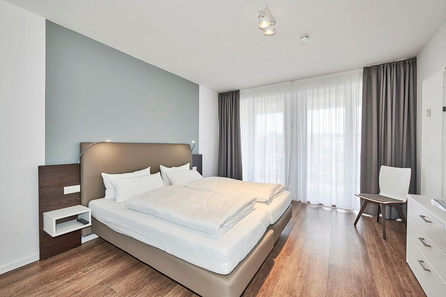 Deichhäuser Anna Küste Deichhäuser Anna Küste 4-11 Bensersiel - Schlafzimmer mit Doppelbett und Zugang zum Balkon