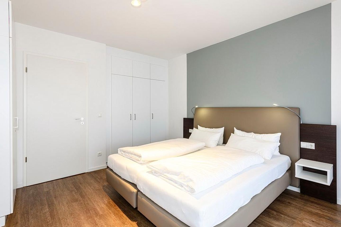 Deichhäuser Anna Küste Deichhäuser Anna Küste 4-11 Bensersiel - Schlafzimmer mit Doppelbett und Kleiderschrank